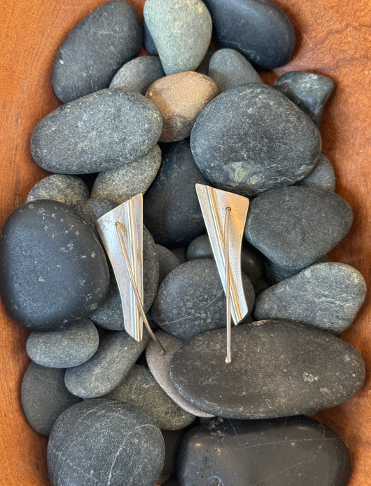 SuzanneN- Ear- Dessin organic trngle w stick