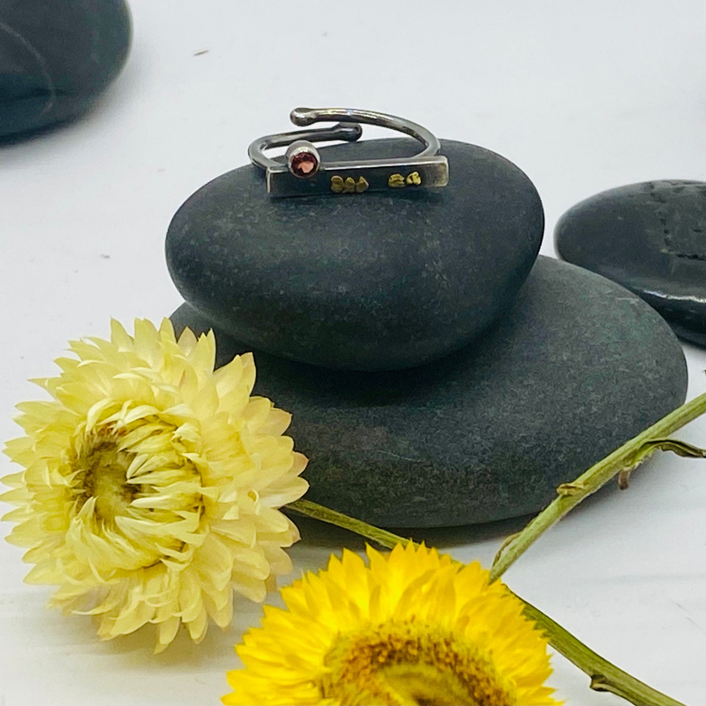 Zier- Ring- Nugget Bar Adj- Garnet
