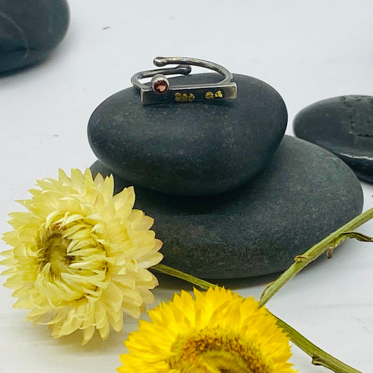 Zier- Ring- Nugget Bar Adj- Garnet